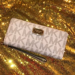 Micheal Kors wristlet